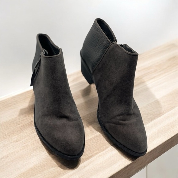 Simply Vera Vera Wang Ankle Boots, grey suede & leather side zip size 10M - Picture 2 of 7